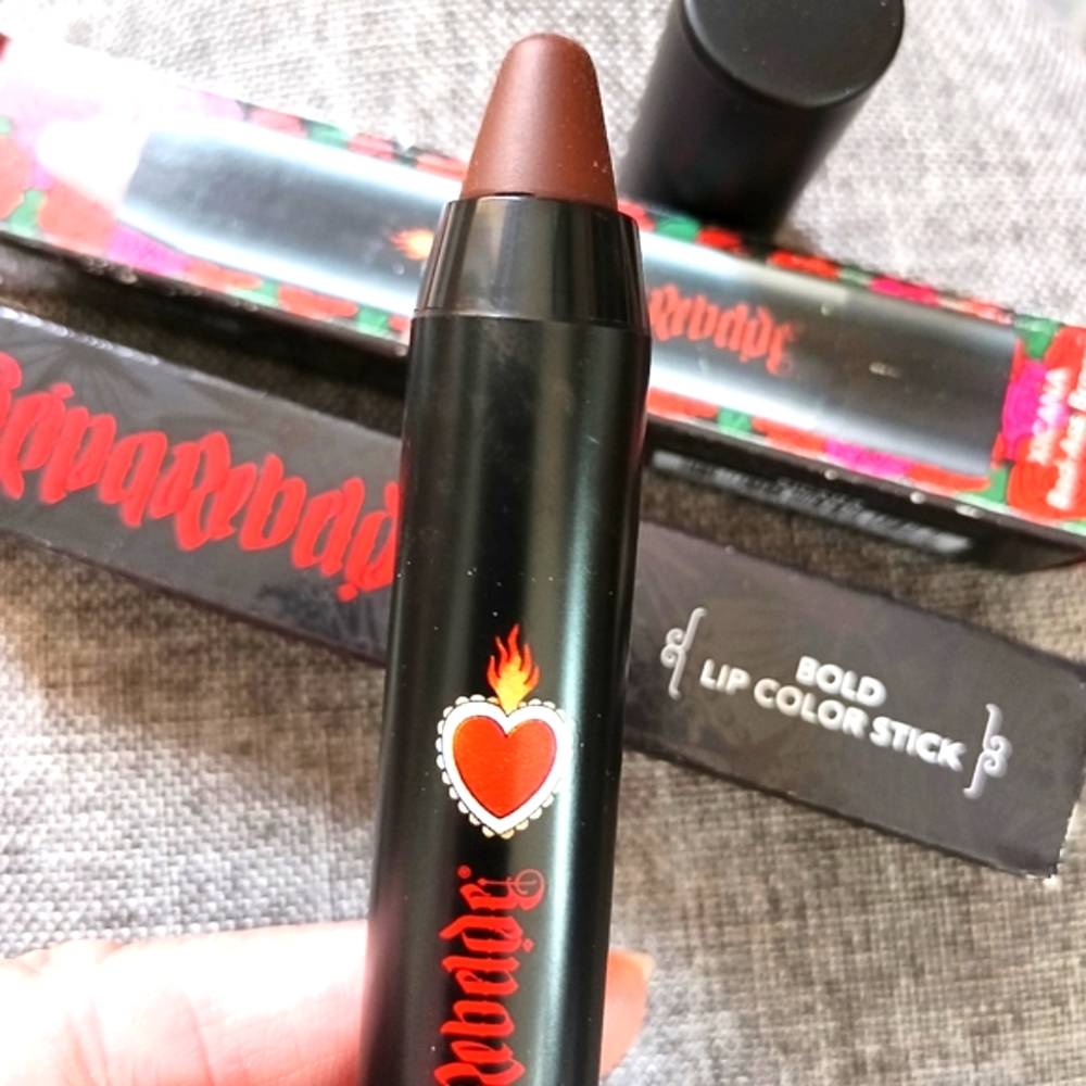 ❤Reina Rebelde Badass Brown lipstick bold